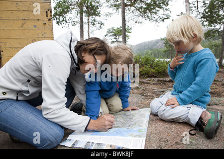 Eine Frau und zwei Mädchen, Blick auf die Wanderkarte im Nationalpark Skuleskogen, Hoega Kusten, Vaesternorrland, Schweden, Europa Stockfoto