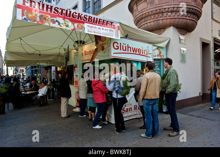 Kunden in Bewegung verwischen die Grenze bis auf Fast-Food Eis heißen Kaltgetränk Stand in der Fußgängerzone nur shopping Bereich Leipziger Altstadt Stockfoto