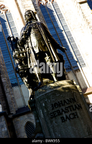 Bronze-Statue von Johann Sebastian Bach in Saint-Thomas-Kirche Leipzig Hof Altstadt Stockfoto