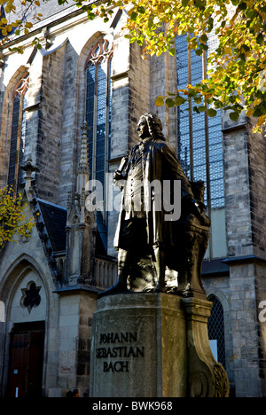 Bronze-Statue von Johann Sebastian Bach in Saint-Thomas-Kirche (Thomaskirche) Hof Leipzig Altstadt Stockfoto