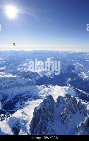 Heißluftballon fliegen über Dolomiten mit Langkofel und Plattkofels im Vordergrund, Bereich der Sella, Marmolada Bereich und Pala Bereich Stockfoto
