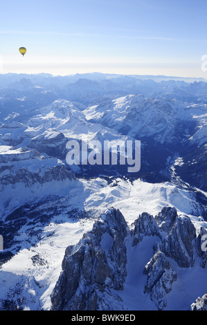 Heißluftballon fliegen über Dolomiten mit Langkofel und Plattkofels im Vordergrund, Bereich der Sella, Marmolada Bereich und Pala Bereich Stockfoto