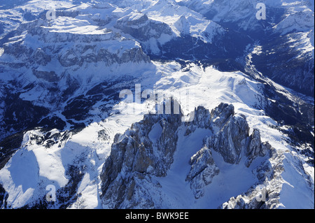 Blick Auf Langkofel und Plattkofels im Vordergrund, Groednerjoch und Sella reichen im Hintergrund, Luftaufnahme, Dolomiten, South Tyr Stockfoto