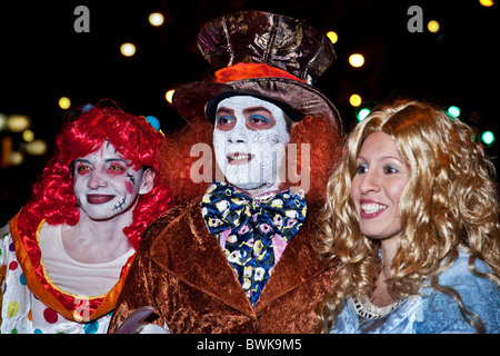 Drei kostümierten Jecken bei der NYC Greenwich Village Halloween Parade Stockfoto