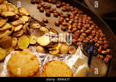 gebratene Kastanien und gechipt Kartoffeln Braten Stockfoto