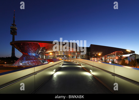 BMW Welt und Olympische Turm, München, Bayern, Deutschland, Europa Stockfoto