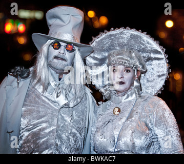 Weiße satin paar NYC Greenwich Village Halloween Parade Stockfoto