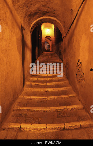 Treppe im Tunnel unter den Häusern, Pitigliano, Provinz Grosseto, südliche Toskana, Italien, Europa Stockfoto