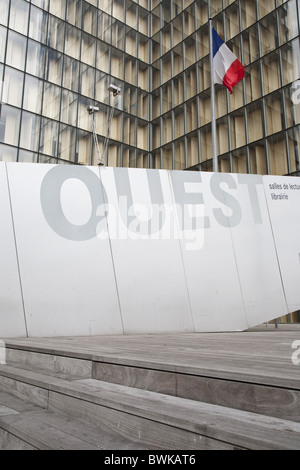 Vor der Nationalbibliothek Frankreichs, Bibliotheque Nationale Flagge, Francois Mitterrand, Paris, Frankreich Stockfoto