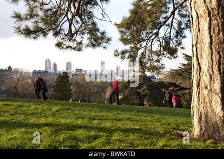 Menschen im Parc des Buttes-Chaumont im Frühjahr, Stadtteil Belleville, Paris, Frankreich, Europa Stockfoto