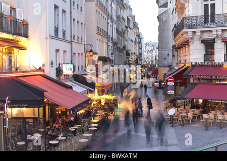 Menschen Sie bei shopping Straße Rue de Montorgueil am Abend, 2. Arrondissement, Paris, Frankreich Stockfoto