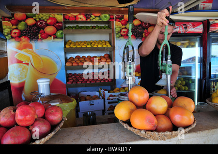 Israel, Haifa, eine Frucht Saft Kiosk Mann drückt Orangen Stockfoto