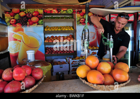 Israel, Haifa, eine Frucht Saft Kiosk Mann drückt Orangen Stockfoto