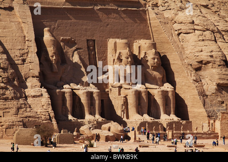 Touristen vor dem Tempel von Ramses II., Abu Simbel, Ägypten, Afrika Stockfoto