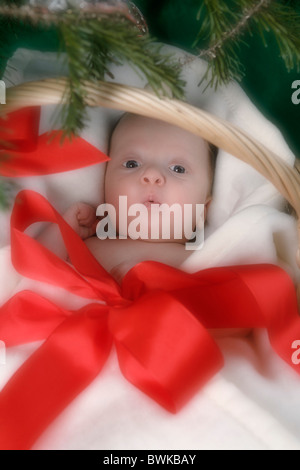 1 bis 2 Monate 1-2 Monate allein Babys Baby Korb Bett Decke junge Boys kaukasischen Kind Kinder Weihnachten Stockfoto