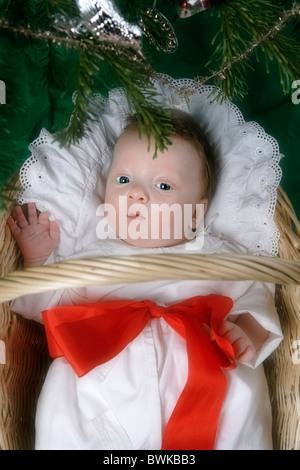 1 bis 2 Monate 1-2 Monate allein Babys Baby Korb Bett Decke junge Boys kaukasischen Kind Kinder Weihnachten Stockfoto