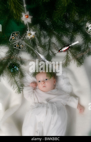 1 bis 2 Monate 1-2 Monate allein Babys Baby Korb Bett Decke junge Boys kaukasischen Kind Kinder Weihnachten Stockfoto