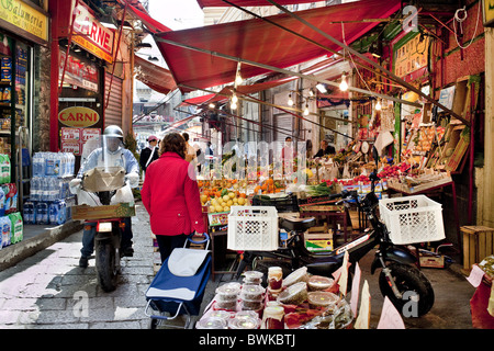 Menschen auf dem Markt, Mercato della Vucciria, Palermo, Sizilien, Italien Stockfoto