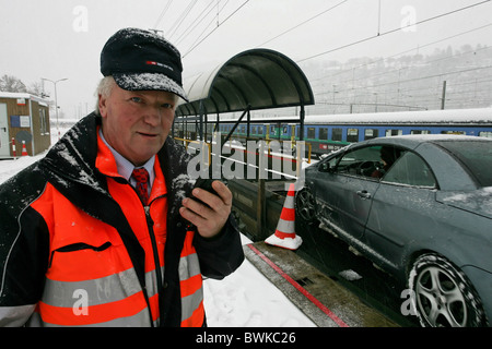 Personal Straßenauto auf Tain Simplon Brig Büroangestellter SBB Mann Radio Maschine Radio Winterschnee Stockfoto