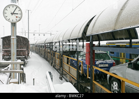 Auto auf Tain Simplon Brig SBB winter Schneefall Schnee Reisen Transport Transportwagen Stockfoto