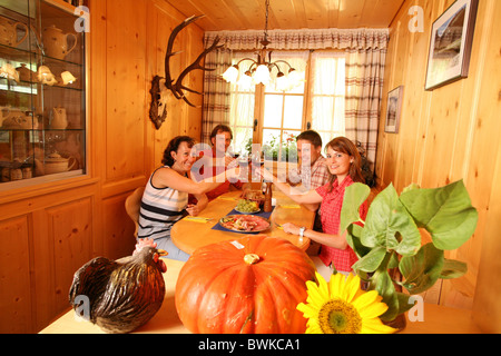 Team Freunde in zwei Paare Paare stolpern neben Wein Getränke Restaurant Bergrestaurant gemütlich Stockfoto