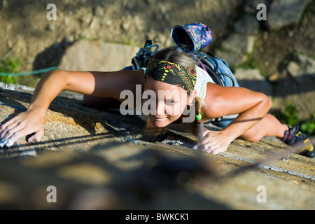 Foto von Frau herzlich Klettern am Berg Stockfoto