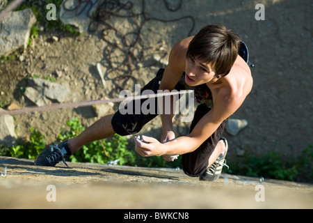 Bild des Mannes am Seil hängend Stockfoto