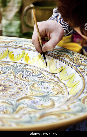 Frauen Malerei Keramik, Caltegirone, Sizilien, Italien Stockfoto