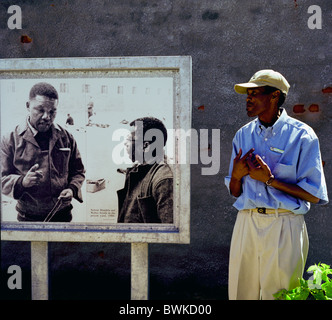 Ex-politischen Gefangenen reden seiner Zeit verbrachte er in Mandelas Gefängnis mit Nelson Mandela auf Robben Island, Cape Town. Stockfoto