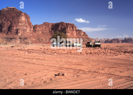 Wadi rum Wüste Auto KFZ PKW Auto Gelandwagen Sand Felswand rötliche Jordanien Naher Osten Stockfoto