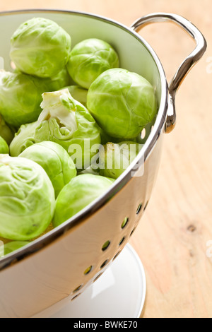 der Rosenkohl in Sieb Stockfoto