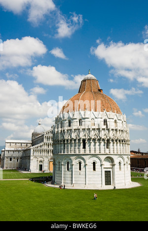 Piazza dei Miracoli, das Baptisterium und der Kuppel, Pisa, Toskana, Italien, Europa Stockfoto