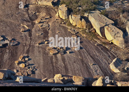 Abgestoßene Granit Schichten in Little Rock an Enchanted Rock State Natural Area im Hügelland in der Nähe von Fredericksburg, Texas, USA Stockfoto