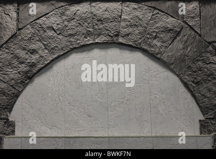 Auf der Mauer aus dunklem Grau Stein Bogen Stockfoto