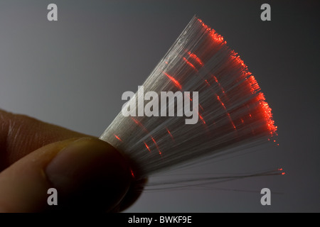 Roter Laserlicht durch optische Faserstränge Stockfoto