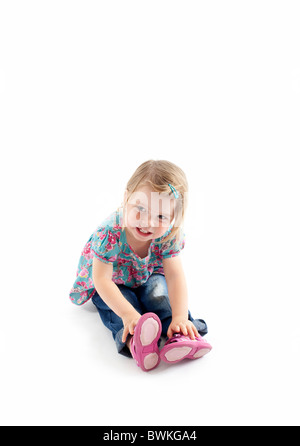 Kleinkind am Boden mit isolierten weißen Hintergrund Stockfoto