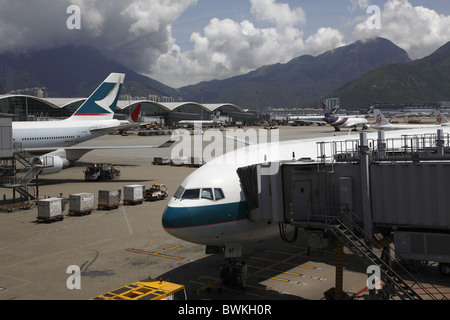 China, Hong Kong International Airport Chek Lap Kok, Cathay Pacific Flugzeug angedockt am Terminal Stockfoto