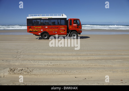 Australien, Queensland, Fraser Island, Freizeit Safari-Tour-Bus fahren auf den Sandstrand Stockfoto