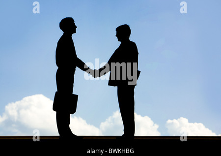 Bild von Silhouette Business Partner Handshake auf Himmelshintergrund Stockfoto