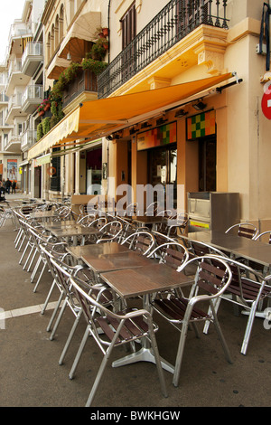 Leere Bar mit Tischen im freien Stockfoto