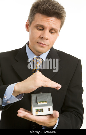 Foto des Kaufmanns halten und schützen das Haus Stockfoto
