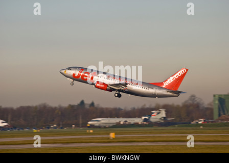 Jet2.com Boeing 737 Flugzeug abheben aus Manchester Ringway Landebahn des Flughafens Stockfoto