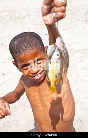 Junge und seine Fische, Insel Pate aus der Insel Lamu, Kenia Stockfoto
