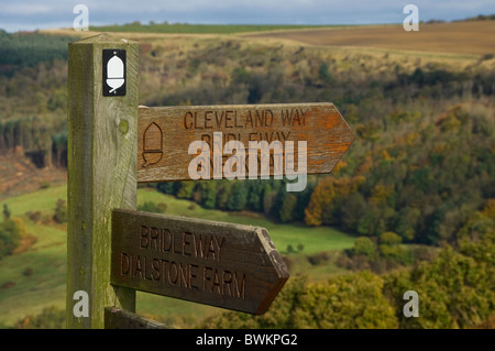 Nahaufnahme des öffentlichen Holzpfads Wegweiser für die Cleveland Way Wanderweg Route North Yorkshire England UK United Großbritannien GB Großbritannien Stockfoto