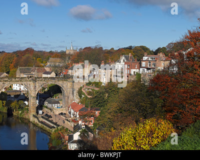 Eisenbahnviadukt 1851 Brücke über den Fluss Nidd im Herbst Knaresborough North Yorkshire England Vereinigtes Königreich GB Großbritannien Stockfoto