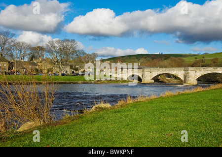 Burnsall und River Wharfe im Herbst Winter Lower Wharfedale North Yorkshire Dales National Park England Vereinigtes Königreich GB Großbritannien Stockfoto