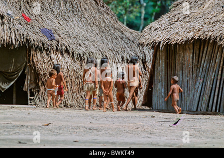 Venezuela Südamerika Yanomami Ironavi Stamm Indios Kinder Familie Familien Dorf Ureinwohner Ind Stockfoto