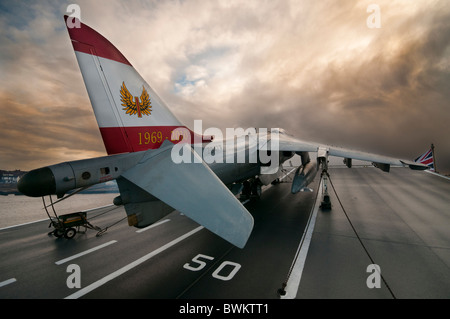 Ein BAE Systems Harrier GR9 aus dem 1. Geschwader RAF auf der Skirampe von HMS Ark Royal in den Tagen, bevor der Typ außer Betrieb genommen wurde. Stockfoto