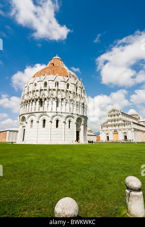 Piazza dei Miracoli, das Baptisterium und der Kuppel, Pisa, Toskana, Italien, Europa Stockfoto