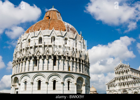 Piazza dei Miracoli, das Baptisterium und der Kuppel, Pisa, Toskana, Italien, Europa Stockfoto